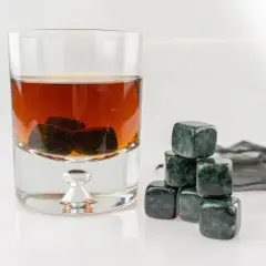 Kamienne czy metalowe kostki do drinków – co wybrać dla lepszego smaku?