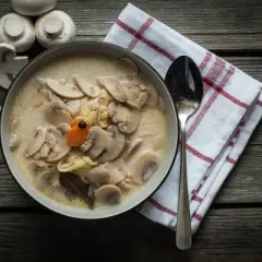 Ile gotować pieczarki w zupie, by uzyskać idealną konsystencję?
