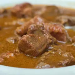 Jak zrobić dobry gulasz z jelenia, który zachwyci smakiem i aromatem