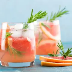 Orzeźwiający drink z sokiem grejpfrutowym na letnie wieczory