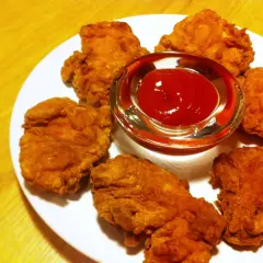 Jak zrobić nuggetsy z kurczaka jak z KFC - chrupiące i pyszne przepisy