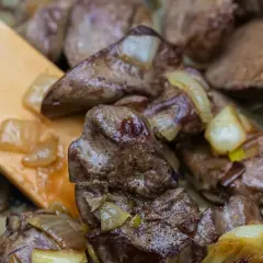 Ile czasu gotować wątróbkę drobiową, aby była soczysta i delikatna?