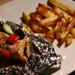 Na której stronie folii aluminiowej piec frytki, aby były idealne?