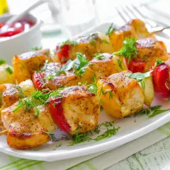 Ile piec szaszłyki z kurczaka, aby były soczyste i aromatyczne?