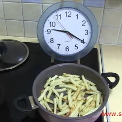 Jak smażyć mrożone frytki na patelni, by były chrupiące i smaczne