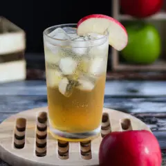 Pyszne drinki z sokiem jabłkowym, które zaskoczą Twoich gości