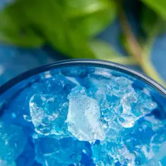 Orzeźwiający drink z blue curacao i sokiem jabłkowym na lato