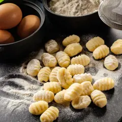 Kluski gnocchi z czym podawać – najlepsze sosy i dodatki, które zaskoczą