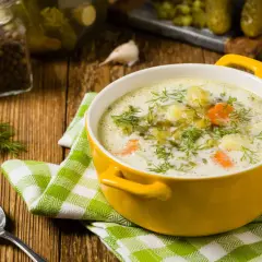 Jakie zioła do zupy ogórkowej? Odkryj najlepsze smaki i aromaty