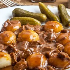 Jakie mięso pasuje do klusek śląskich? Najlepsze połączenia smakowe
