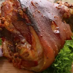 Gdzie zjeść golonkę w Krakowie? Odkryj najlepsze miejsca na smakowitości