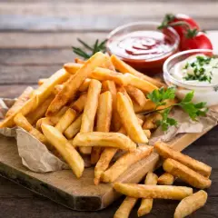 Z czym jeść frytki? Odkryj najlepsze sosy i dodatki do frytek