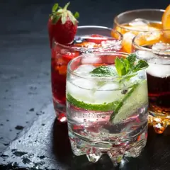 Z czym drinki? Odkryj najlepsze składniki do idealnych koktajli