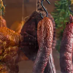 Ile kiełbasy wyjdzie z 5 kg mięsa? Sprawdź, co wpływa na wagę