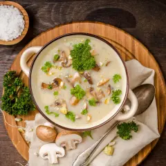 Ile kalorii ma zupa grzybowa i jak jej skład wpływa na kaloryczność