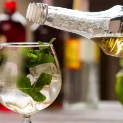 Jakie syropy do drinków? Odkryj smaki, które zachwycą Twoje napoje
