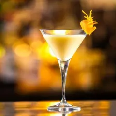 Najlepsze drinki z likierem jajecznym, które zaskoczą Twoich gości