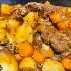 Aromatyczna wieprzowina pieczona w rękawie z warzywami na obiad