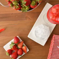 Pyszny drink z mrożonych truskawek i wódki, który zachwyci gości