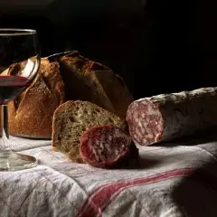 Ile kiełbasa może leżeć w lodówce? Sprawdź, by uniknąć zepsucia
