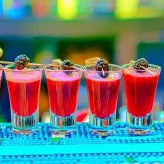 Kolorowe drinki z wódką, które zachwycą Twoich gości na imprezie