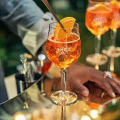 Aperol Spritz drink - przepis na idealny letni koktajl, który zachwyca