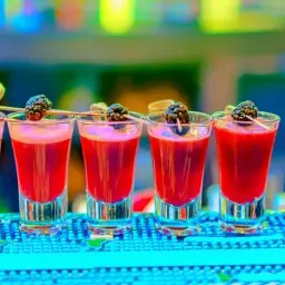 Kolorowe drinki z wódką, które zachwycą Twoich gości na imprezie