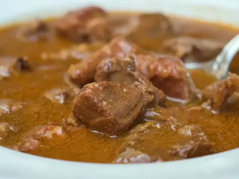 Jak zrobić dobry gulasz z jelenia, który zachwyci smakiem i aromatem