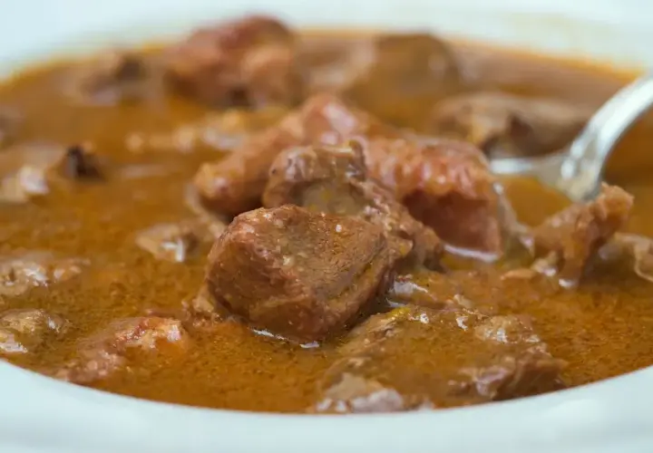 Jak zrobić dobry gulasz z jelenia, który zachwyci smakiem i aromatem