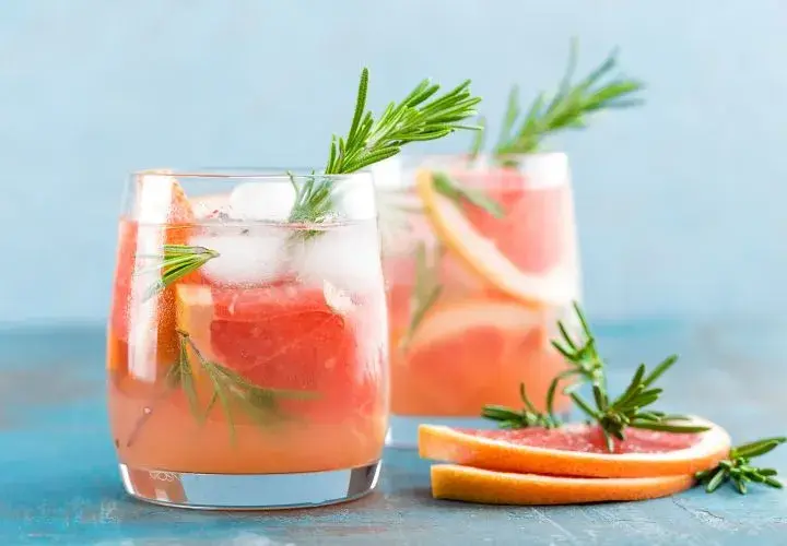 Orzeźwiający drink z sokiem grejpfrutowym na letnie wieczory