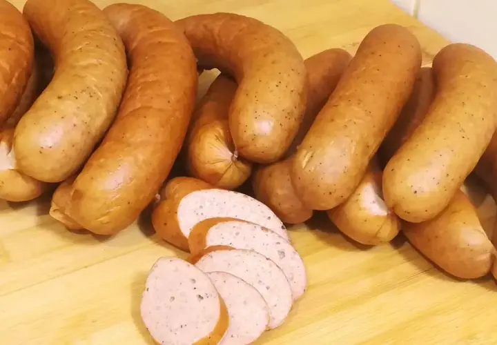 Kiełbasa parówkowa - przepisy, wartości odżywcze i zastosowanie w kuchni