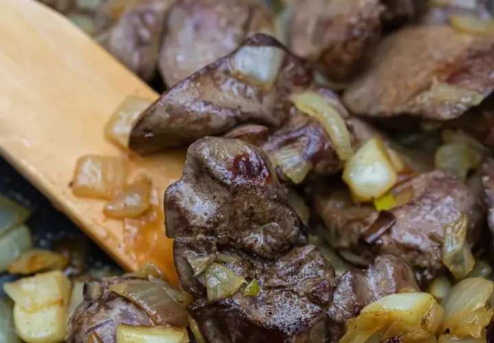 Ile czasu gotować wątróbkę drobiową, aby była soczysta i delikatna?