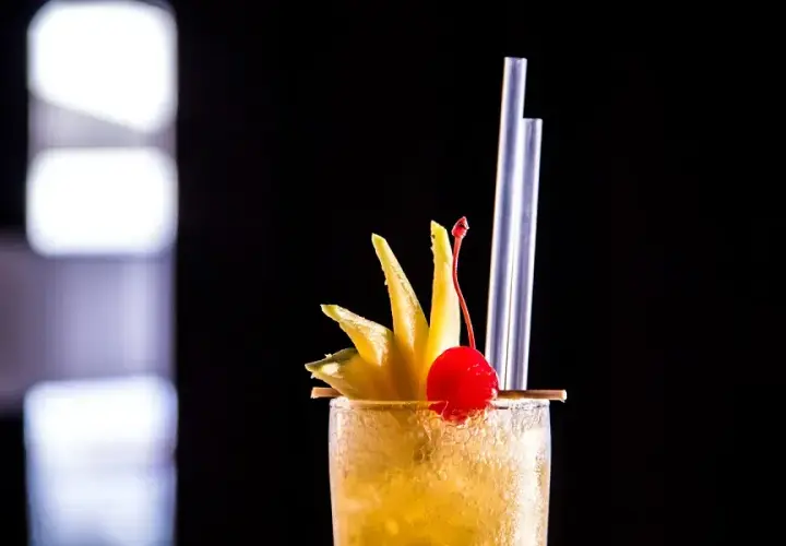 Pyszne drinki z wódką mango, które zachwycą Twoich gości
