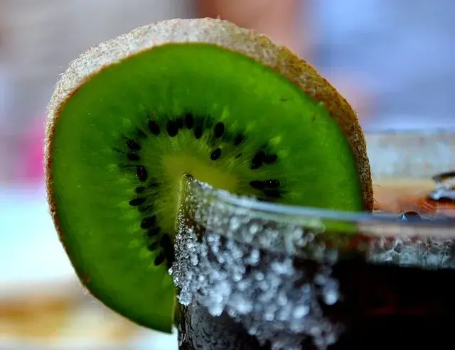 Męski drink: najlepsze przepisy na mocne koktajle na każdą okazję