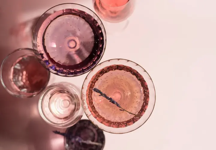 Schweppes różowy drink - odkryj smaki i przepisy na orzeźwienie