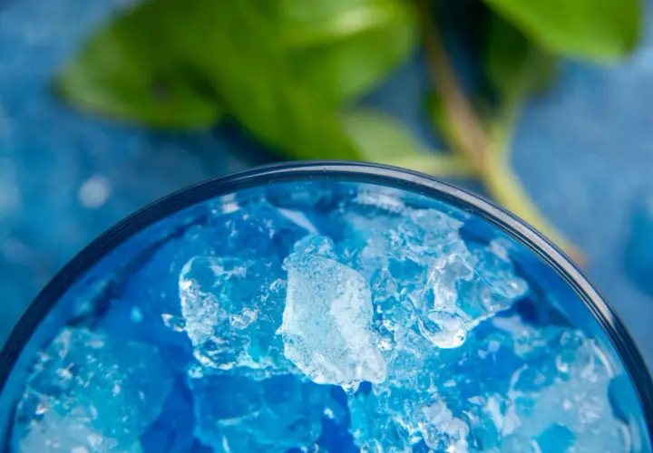 Orzeźwiający drink z blue curacao i sokiem jabłkowym na lato