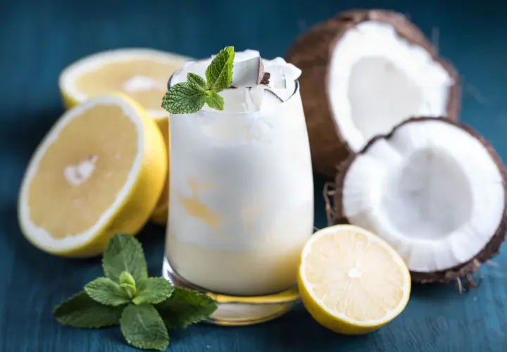 Najlepsze drinki z wódką kokosową, które ożywią Twoje lato