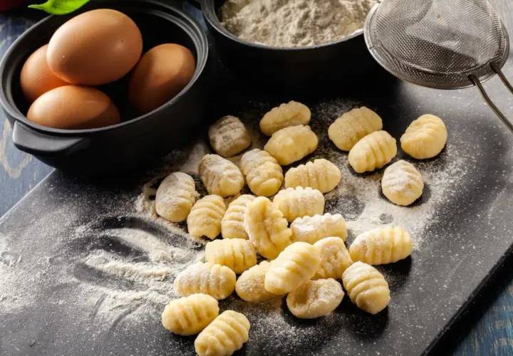 Kluski gnocchi z czym podawać – najlepsze sosy i dodatki, które zaskoczą