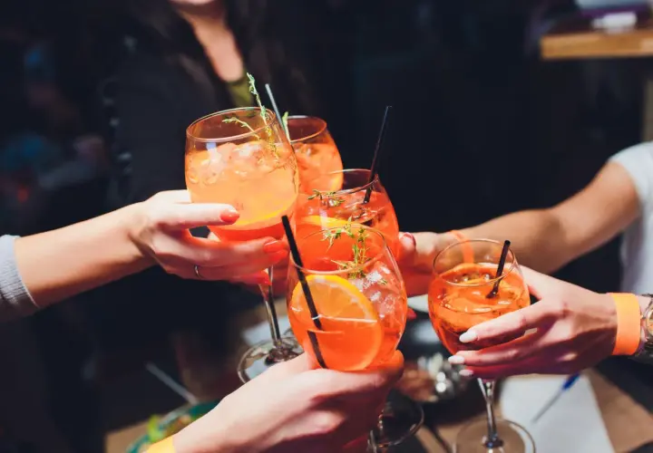 Najlepszy przepis na spritzer drink – orzeźwiający napój na lato