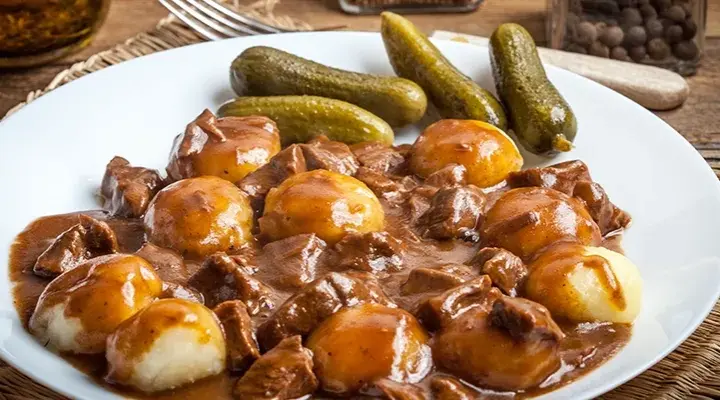 Jakie mięso pasuje do klusek śląskich? Najlepsze połączenia smakowe