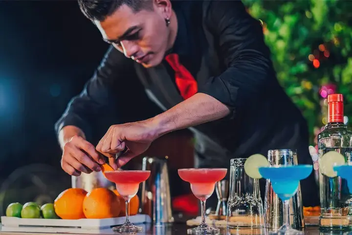 Gdzie na drinka w Warszawie? Odkryj najlepsze miejsca na wieczór