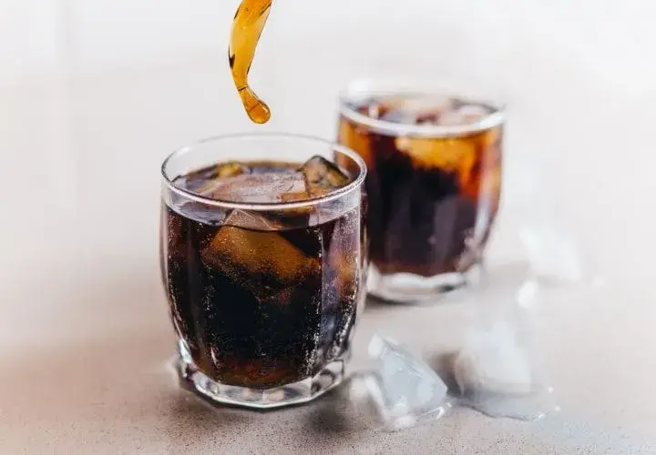 Coca-Cola drink: historia, smaki i najlepsze przepisy na drinki