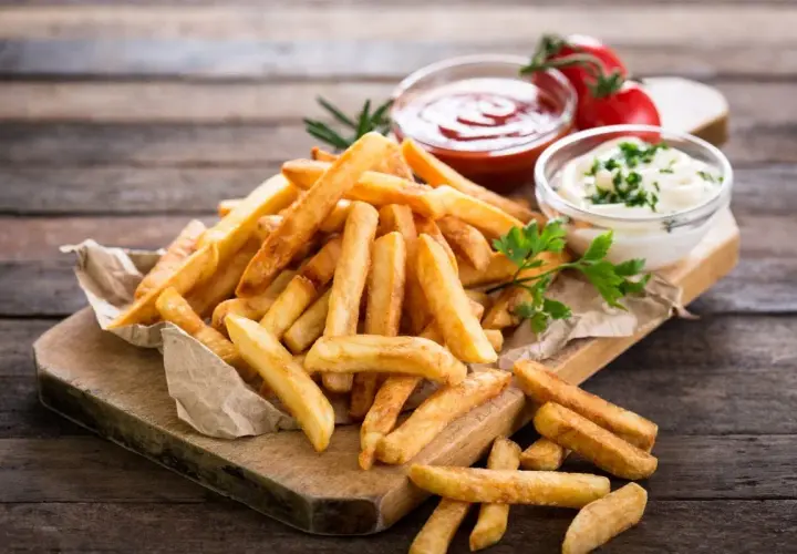 Z czym jeść frytki? Odkryj najlepsze sosy i dodatki do frytek