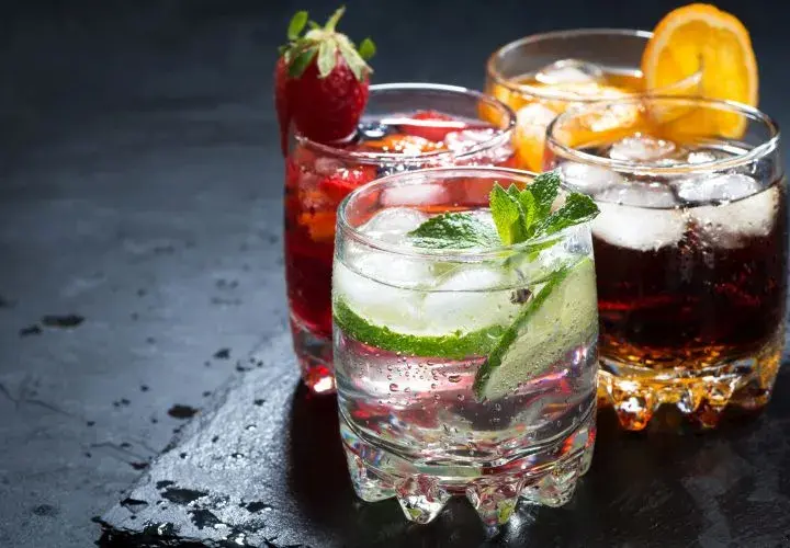 Z czym drinki? Odkryj najlepsze składniki do idealnych koktajli