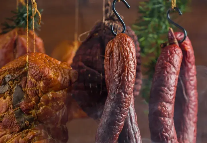 Ile kiełbasy wyjdzie z 5 kg mięsa? Sprawdź, co wpływa na wagę