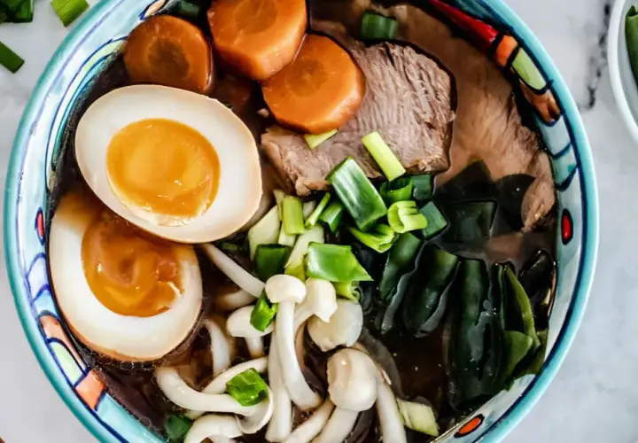 Jak zrobić zupę ramen w domu - proste przepisy i porady