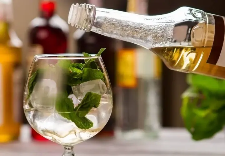 Jakie syropy do drinków? Odkryj smaki, które zachwycą Twoje napoje