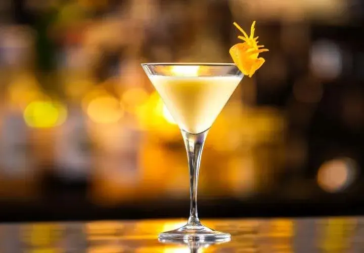 Najlepsze drinki z likierem jajecznym, które zaskoczą Twoich gości