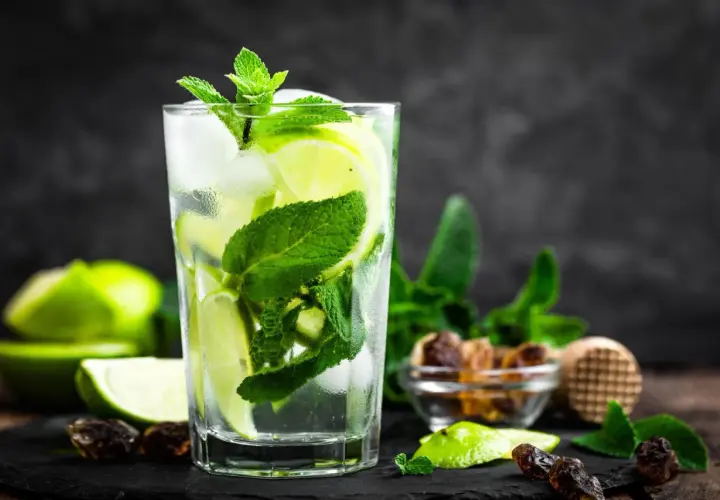 Ile kosztuje drink mojito? Ceny w barach i sklepach w Polsce