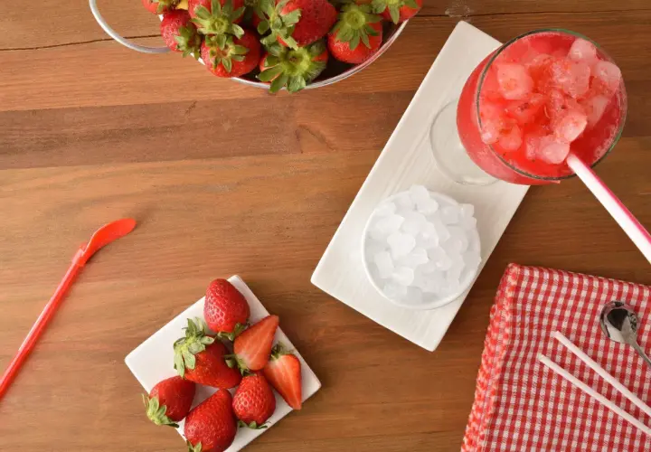 Pyszny drink z mrożonych truskawek i wódki, który zachwyci gości